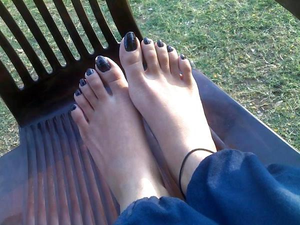 25P Persian and Arabic women with long toenails