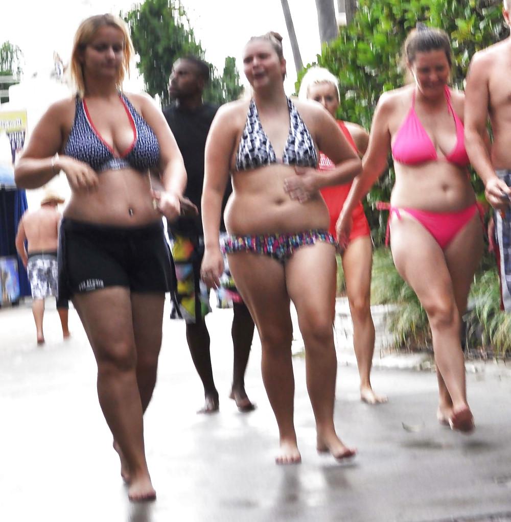 8P Thick Chicks at Water Park