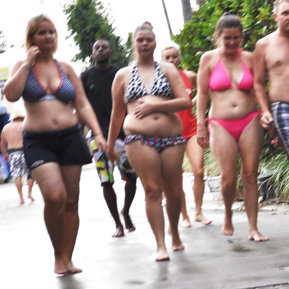 8P Thick Chicks at Water Park