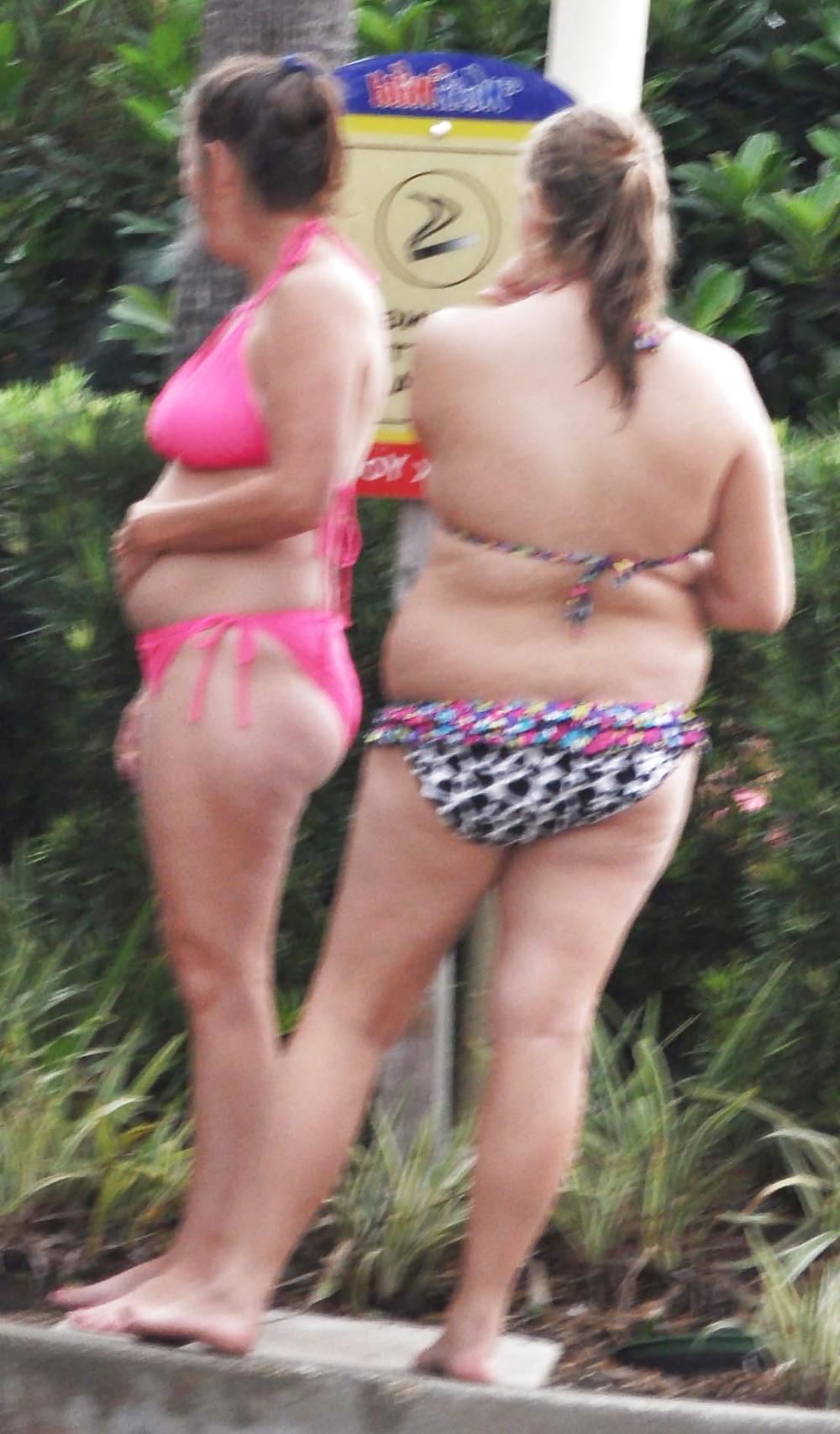 8P Thick Chicks at Water Park
