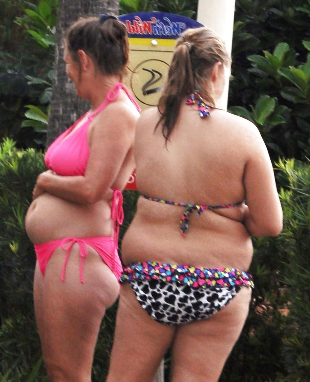 8P Thick Chicks at Water Park
