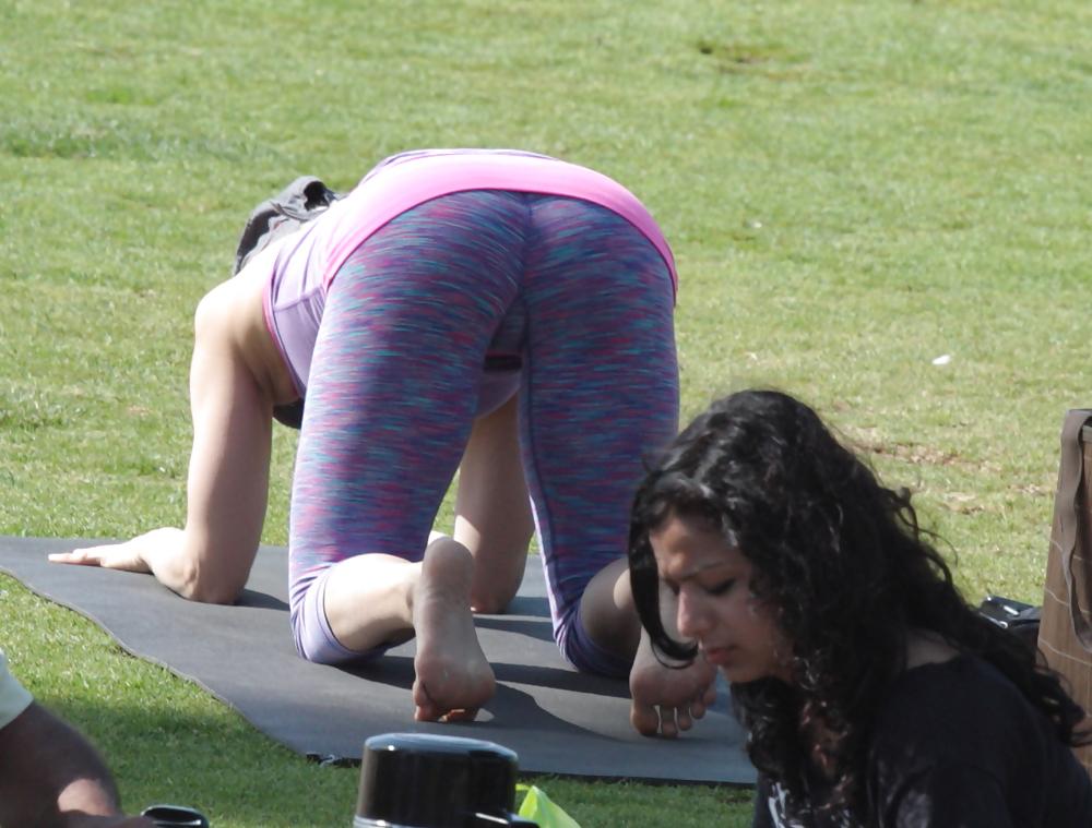 25P Madurita haciendo yoga en el parque
