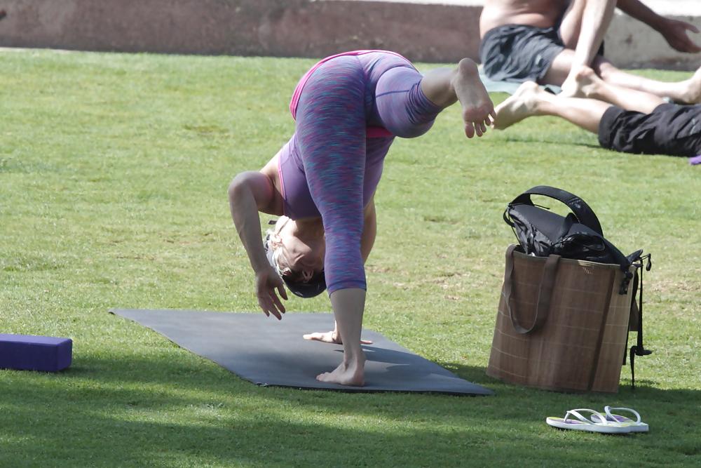25P Madurita haciendo yoga en el parque