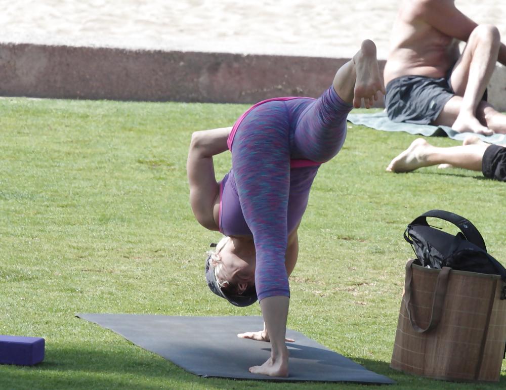 25P Madurita haciendo yoga en el parque