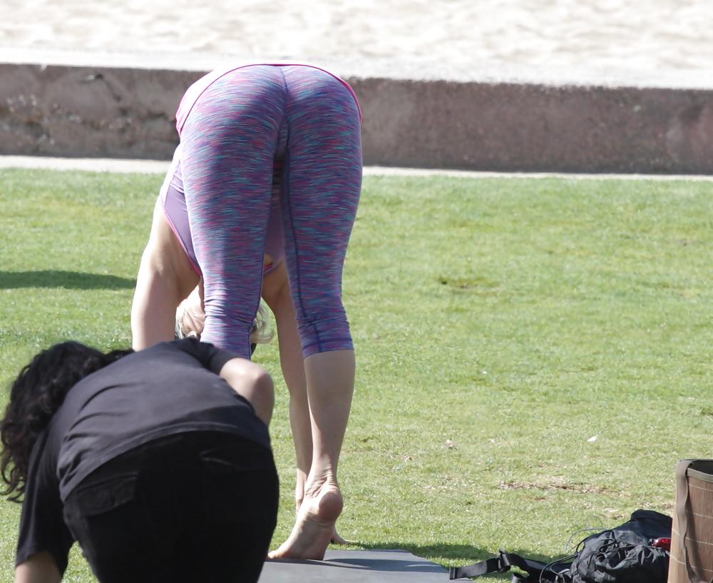 25P Madurita haciendo yoga en el parque