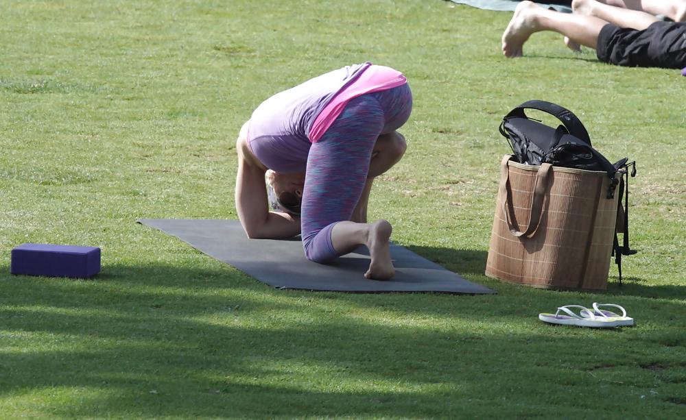 25P Madurita haciendo yoga en el parque