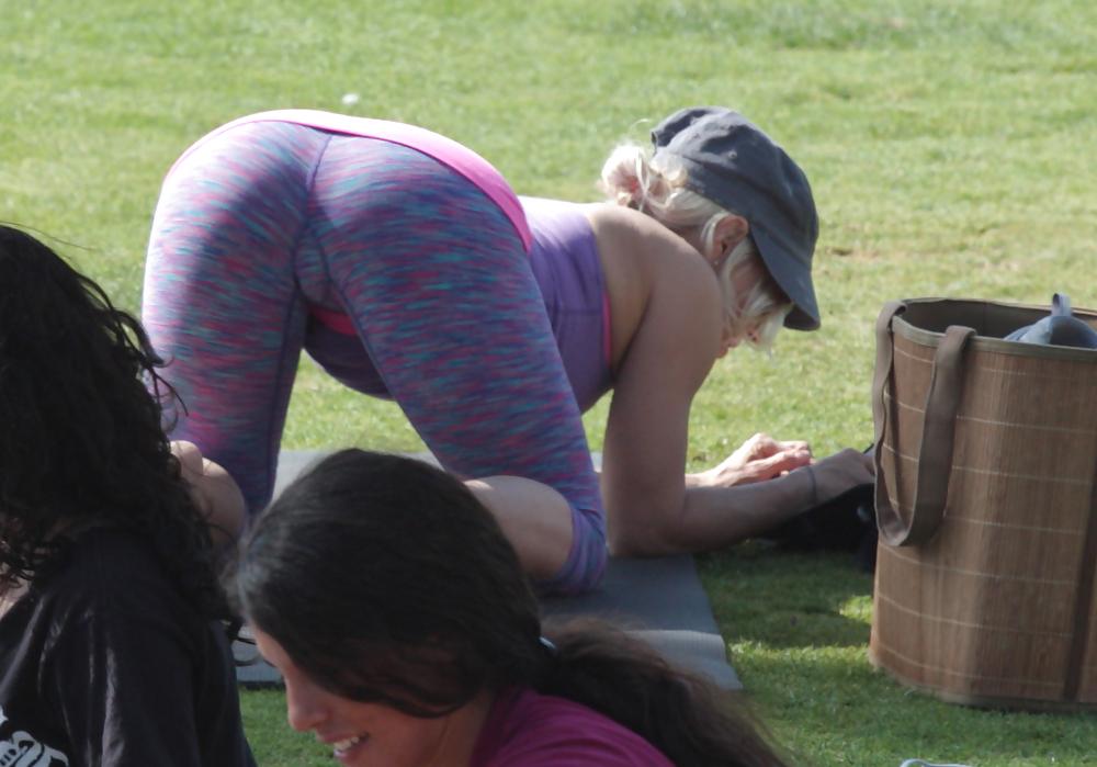 25P Madurita haciendo yoga en el parque