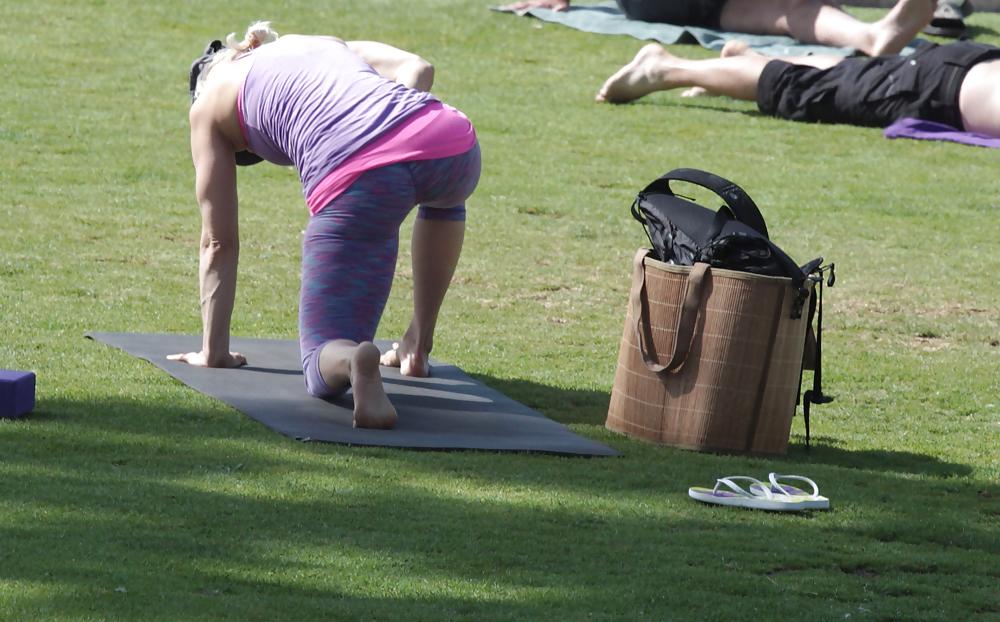 25P Madurita haciendo yoga en el parque