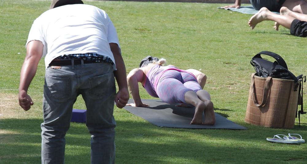 25P Madurita haciendo yoga en el parque