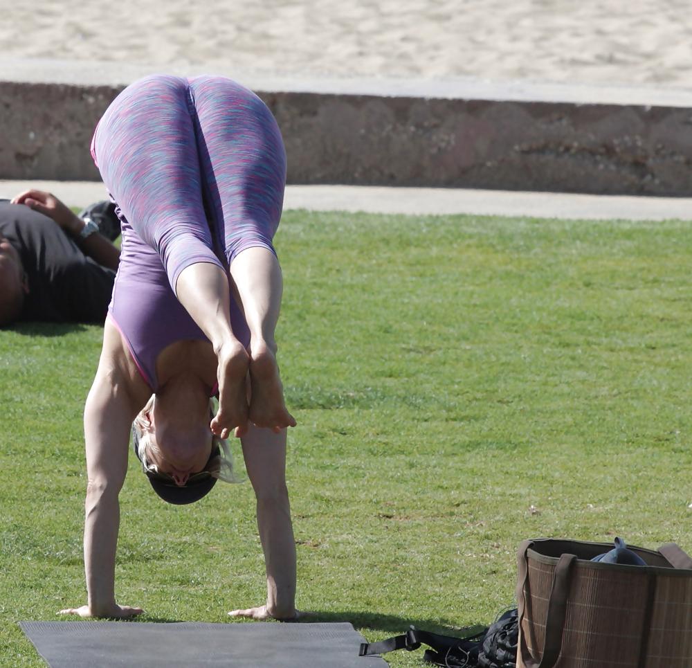 25P Madurita haciendo yoga en el parque