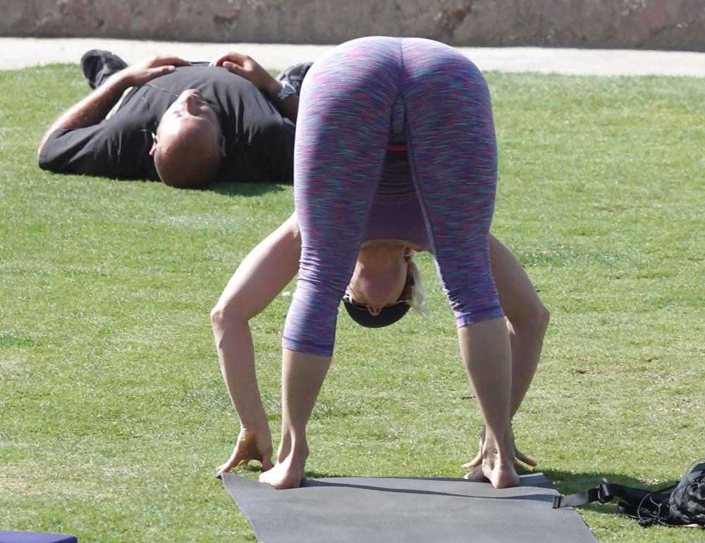 25P Madurita haciendo yoga en el parque