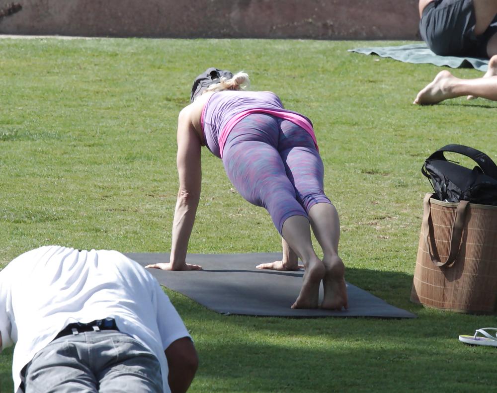 25P Madurita haciendo yoga en el parque