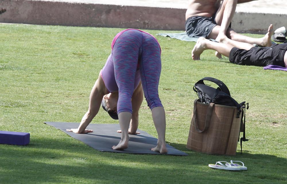 25P Madurita haciendo yoga en el parque