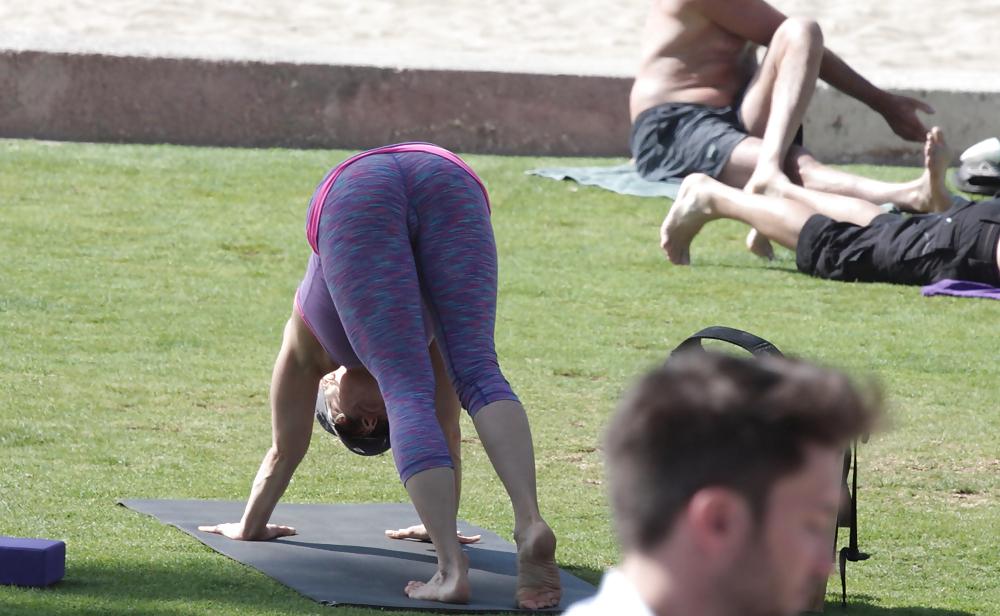 25P Madurita haciendo yoga en el parque