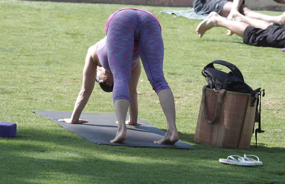 25P Madurita haciendo yoga en el parque