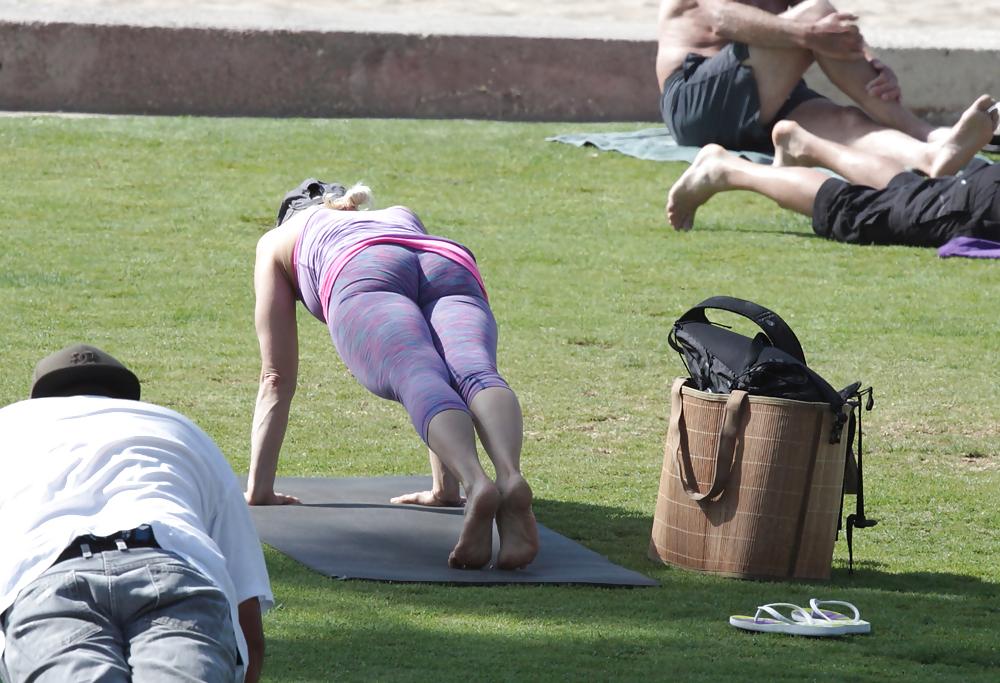 25P Madurita haciendo yoga en el parque