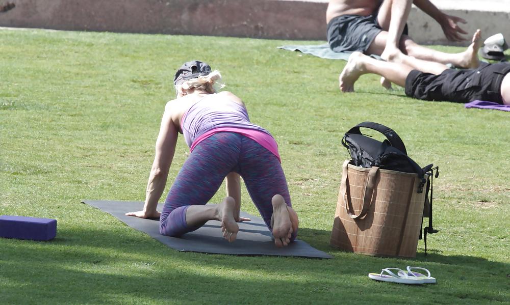 25P Madurita haciendo yoga en el parque