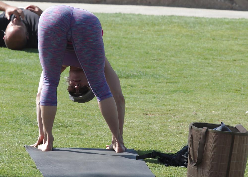 25P Madurita haciendo yoga en el parque