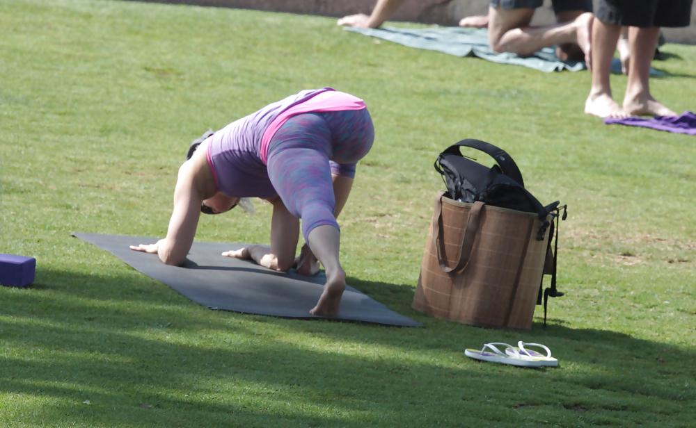 25P Madurita haciendo yoga en el parque