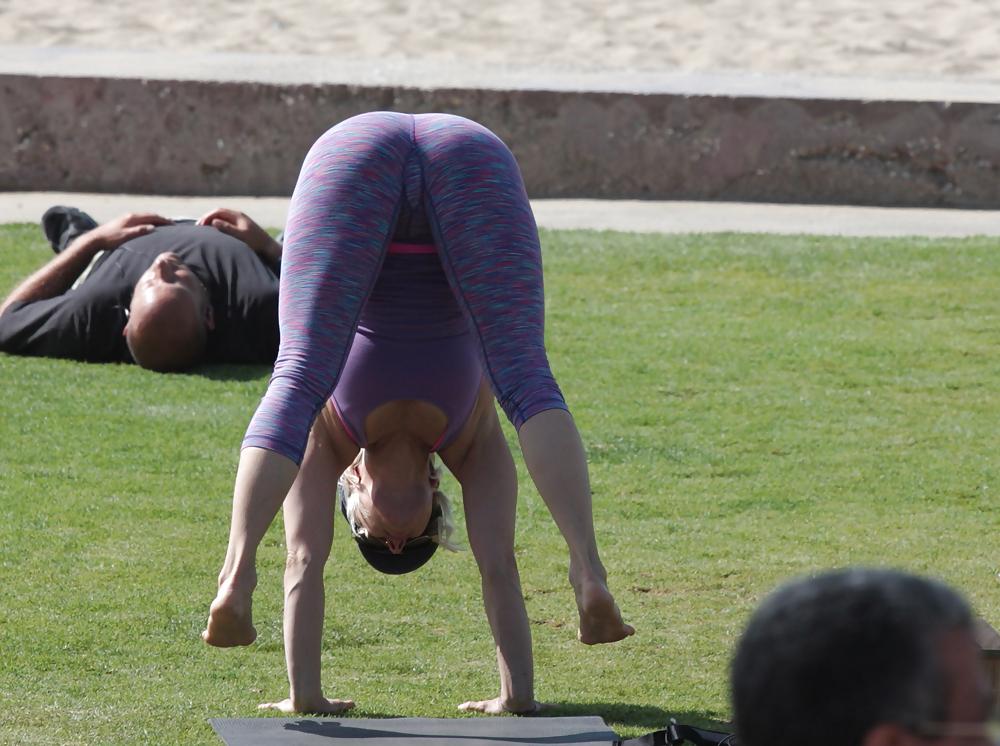 25P Madurita haciendo yoga en el parque