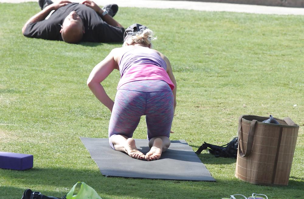 25P Madurita haciendo yoga en el parque