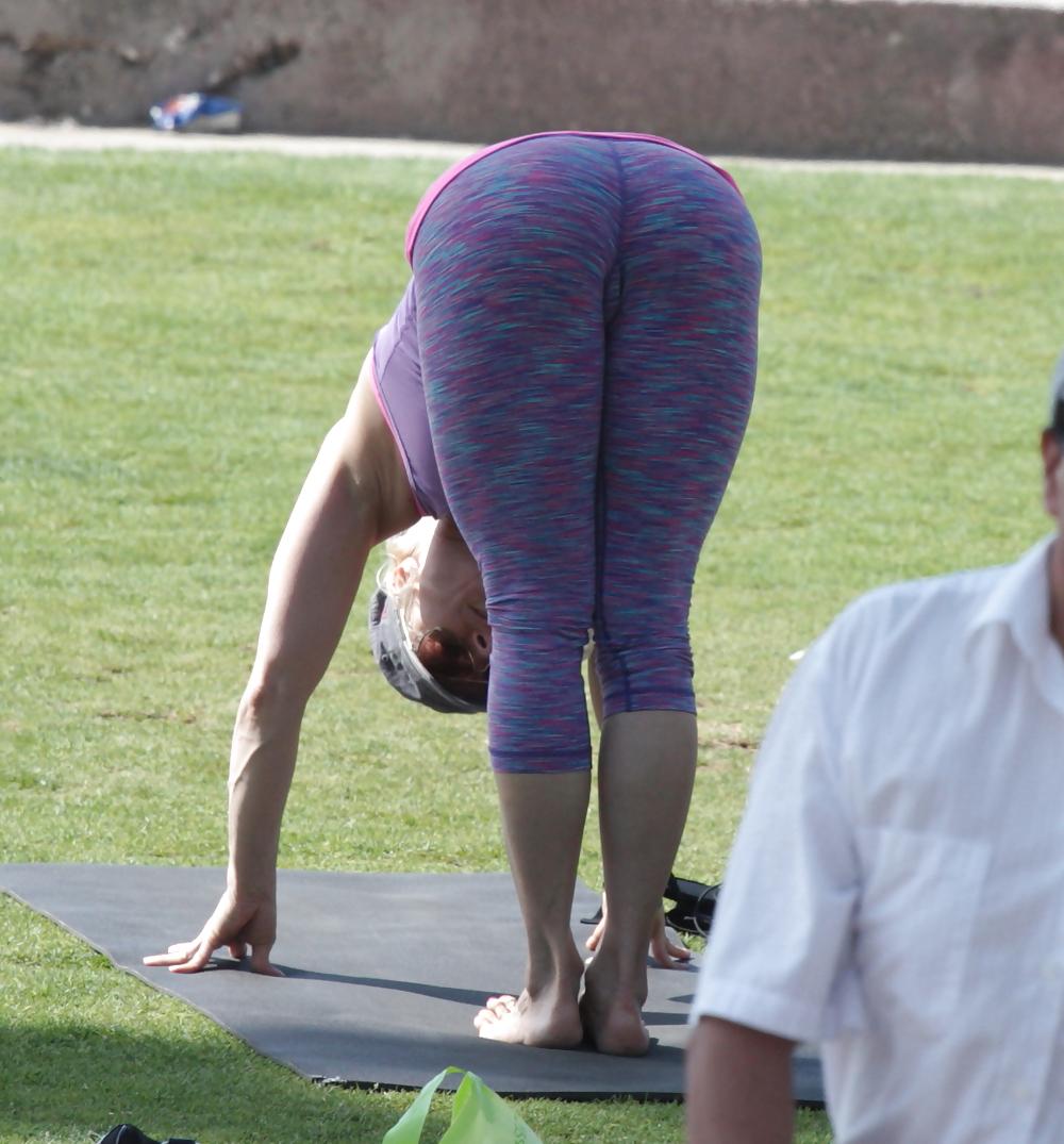 25P Madurita haciendo yoga en el parque