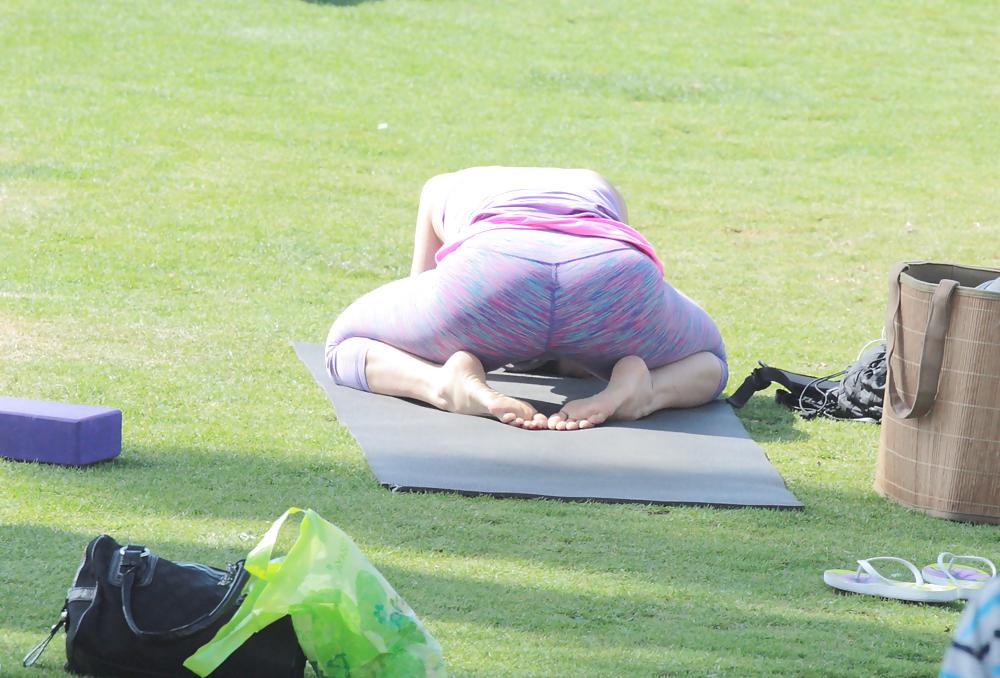 25P Madurita haciendo yoga en el parque