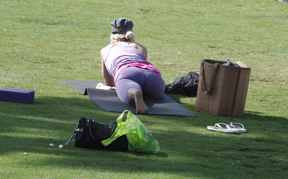 25P Madurita haciendo yoga en el parque