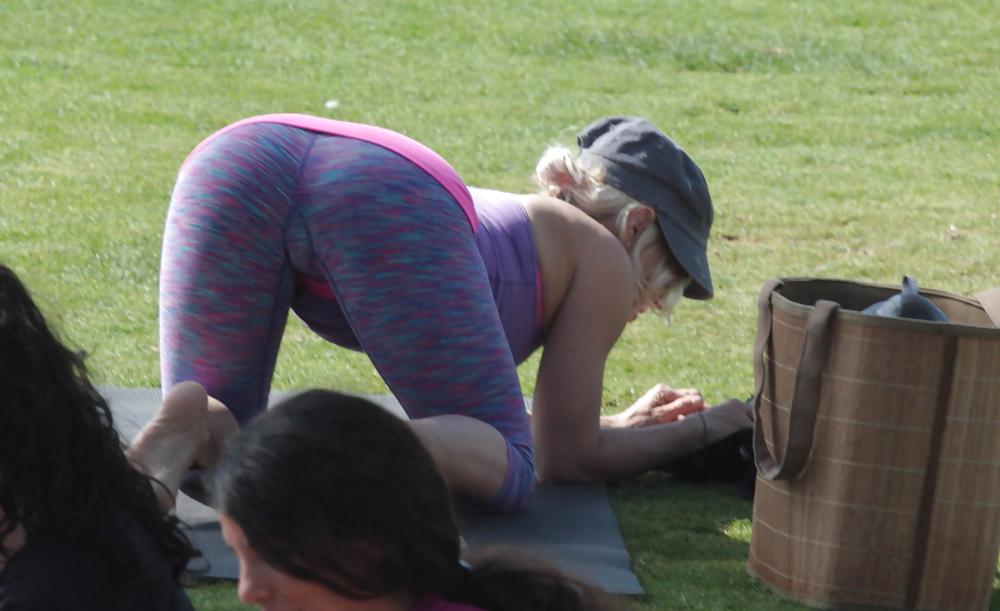 25P Madurita haciendo yoga en el parque