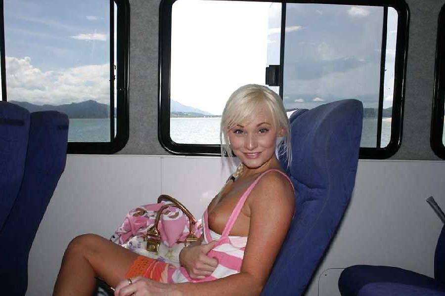 23P Nude in the car