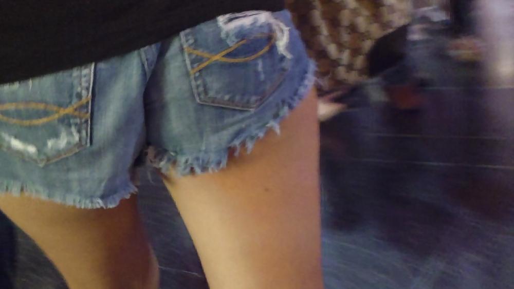 25P Some nice butts and ass on the street in tight jeans 