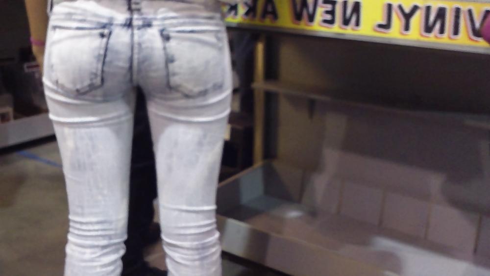 25P Some nice butts and ass on the street in tight jeans 