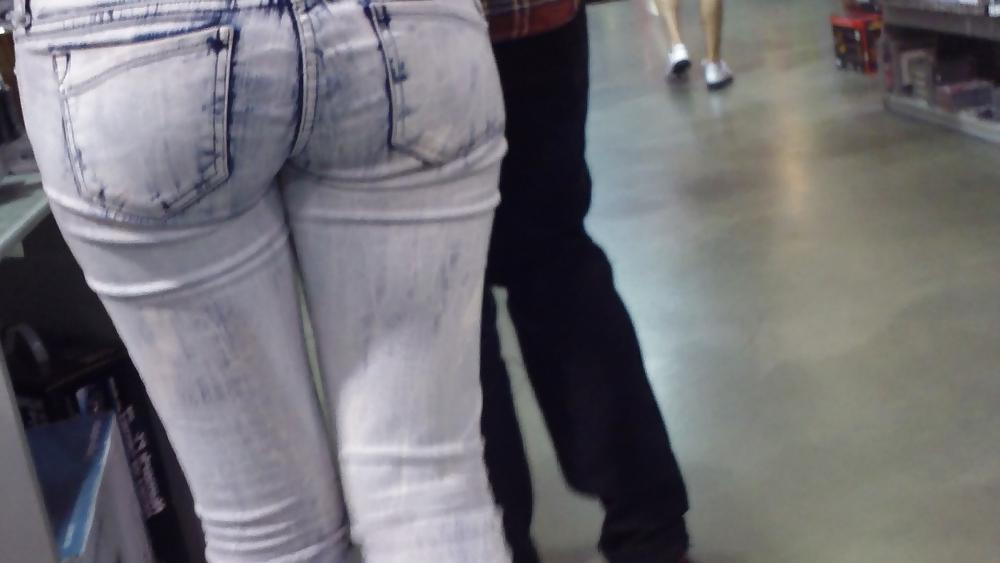 25P Some nice butts and ass on the street in tight jeans 