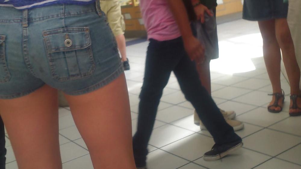 25P Some nice butts and ass on the street in tight jeans 