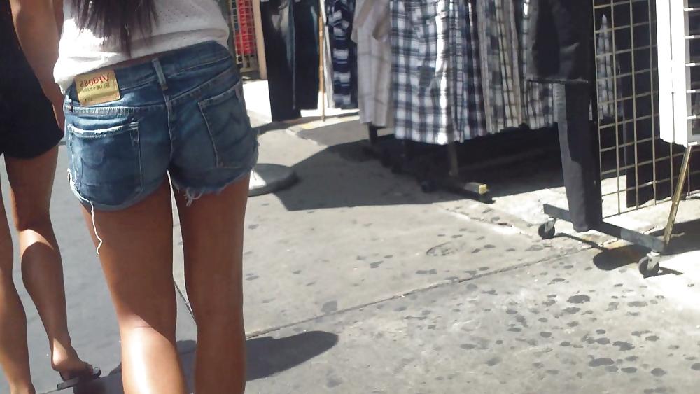 25P Some nice butts and ass on the street in tight jeans 