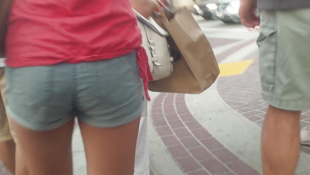 25P Some nice butts and ass on the street in tight jeans 
