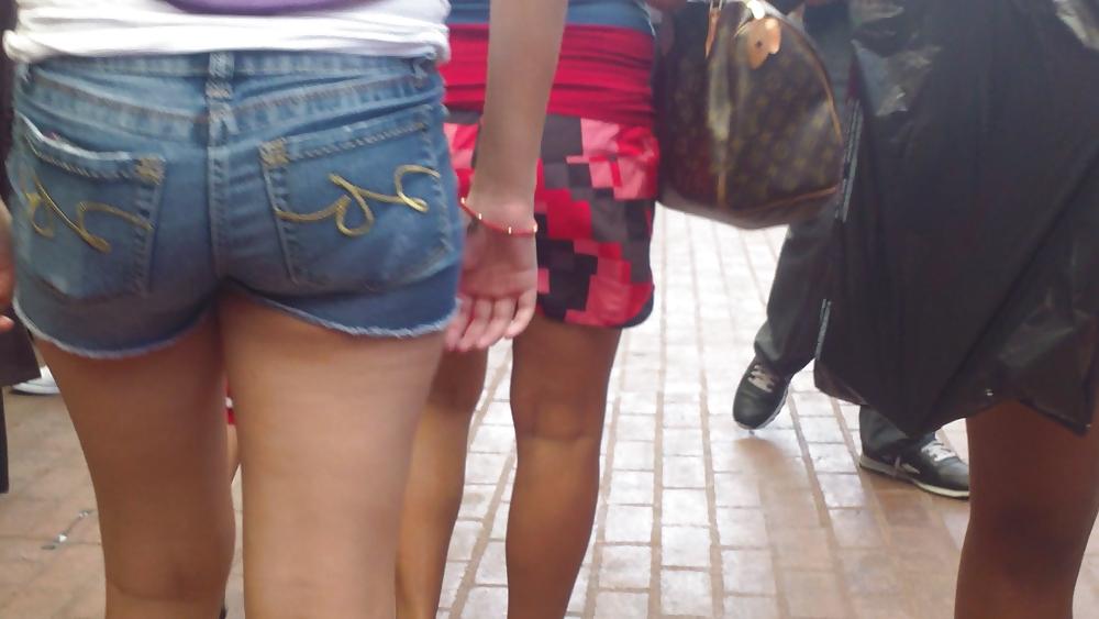 25P Some nice butts and ass on the street in tight jeans 