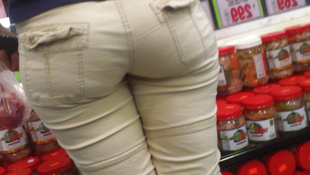 25P Some nice butts and ass on the street in tight jeans 