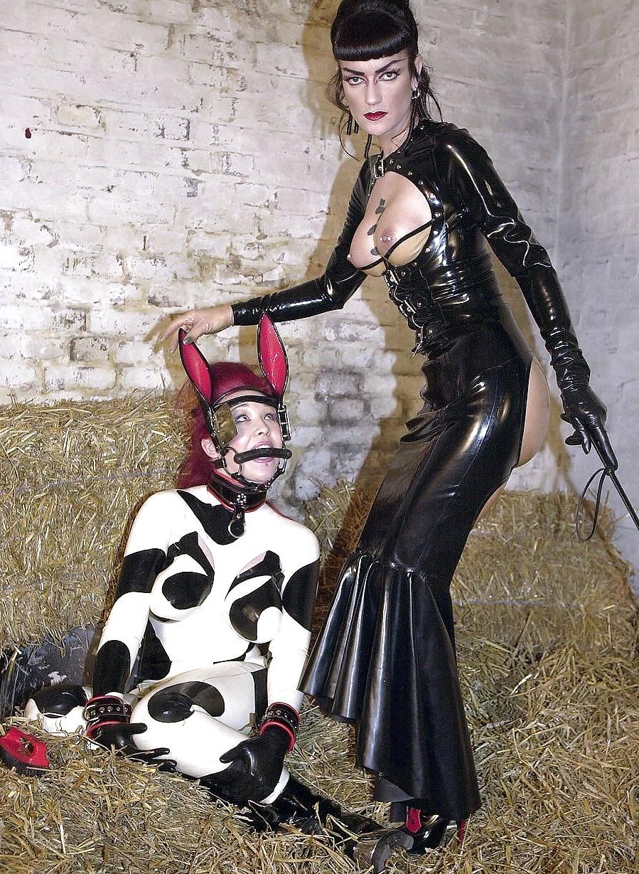 25P Hot fetish mistress with some petplay