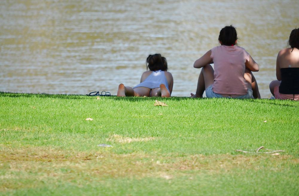 14P Mostrando la tanguita en el parque