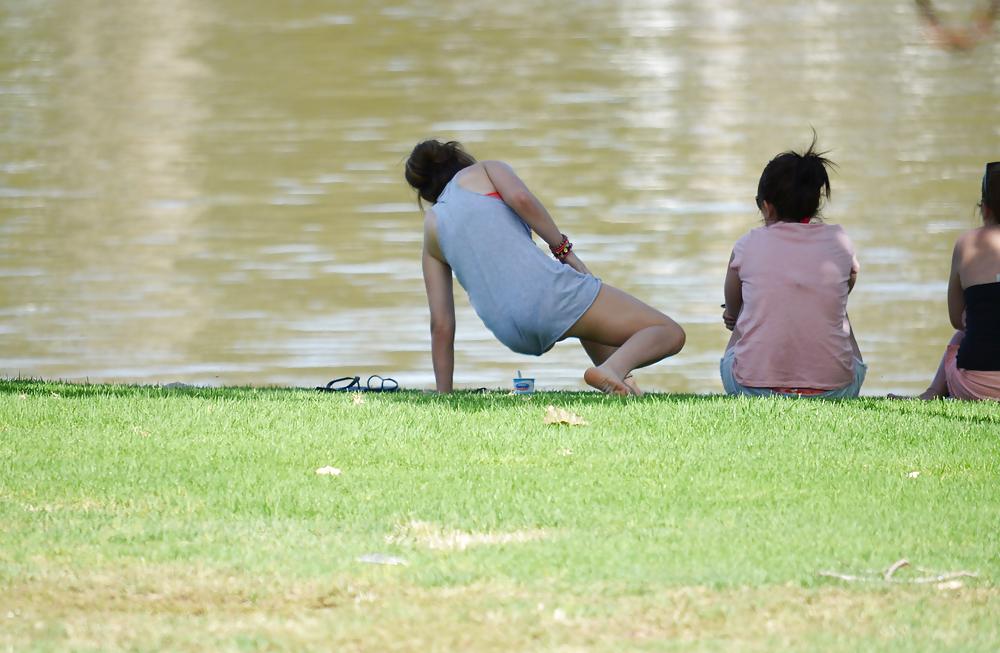 14P Mostrando la tanguita en el parque