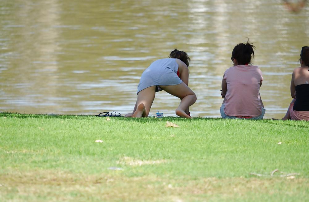 14P Mostrando la tanguita en el parque