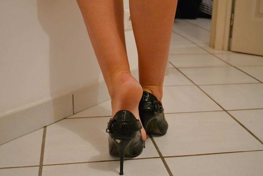 17P Feet of long toenails of my wife