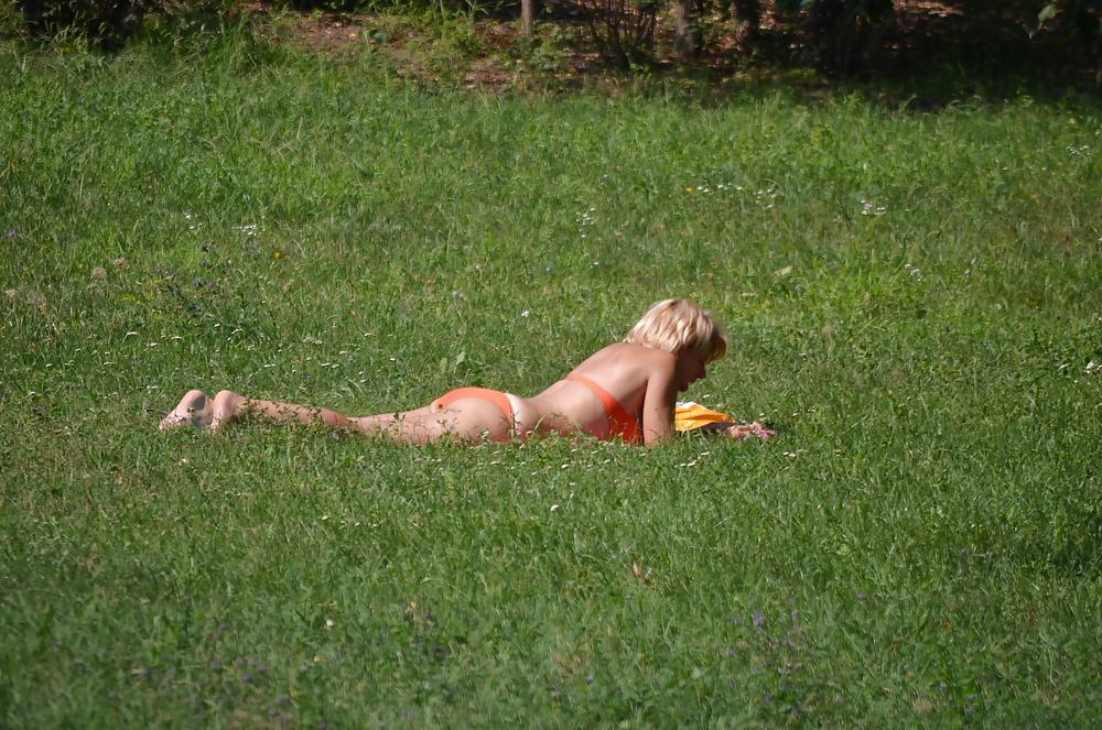 25P Milf to sunbathe in the park