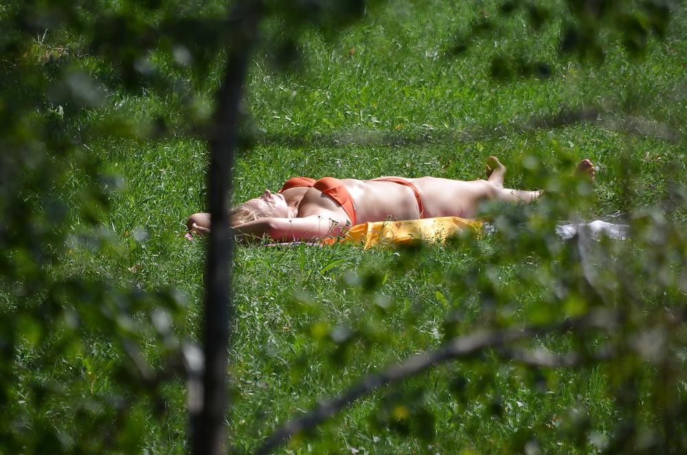 25P Milf to sunbathe in the park