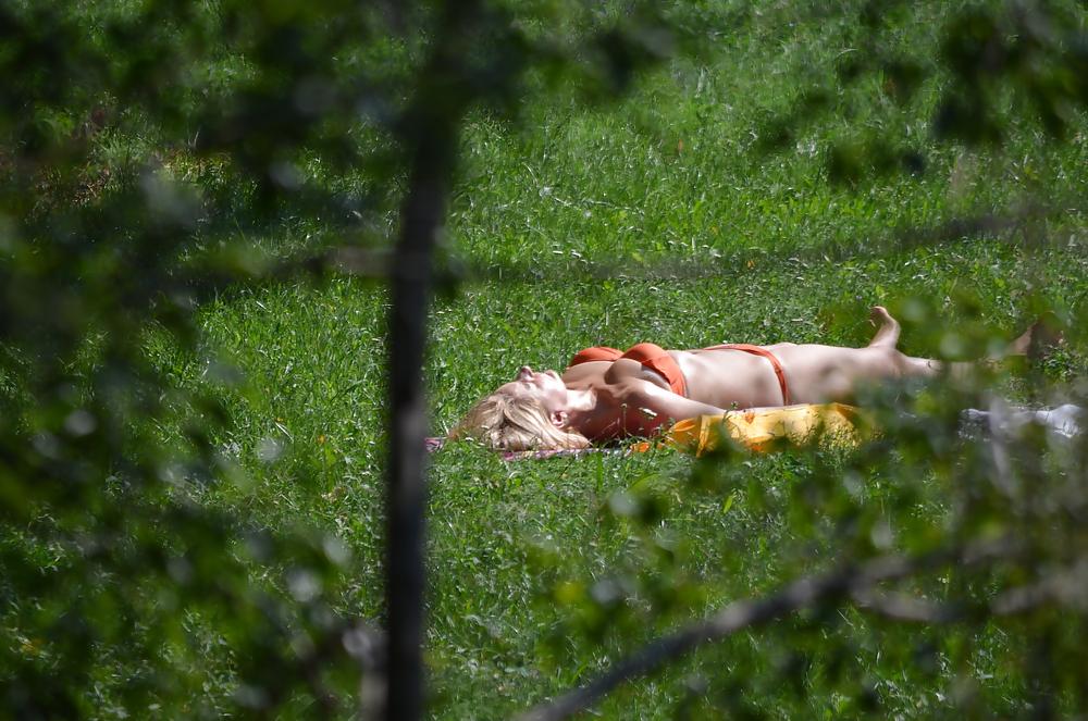 25P Milf to sunbathe in the park