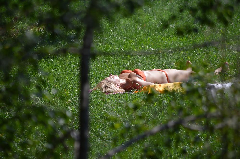 25P Milf to sunbathe in the park