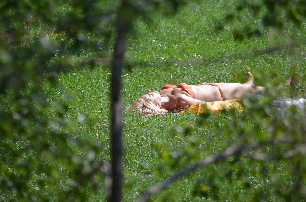 25P Milf to sunbathe in the park
