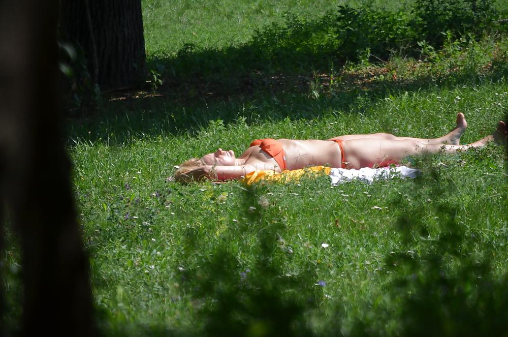 25P Milf to sunbathe in the park