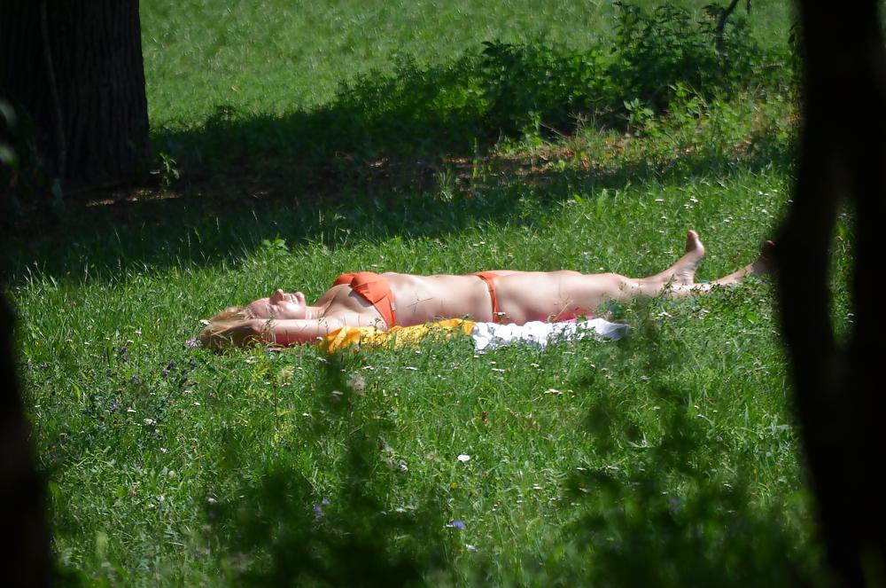25P Milf to sunbathe in the park